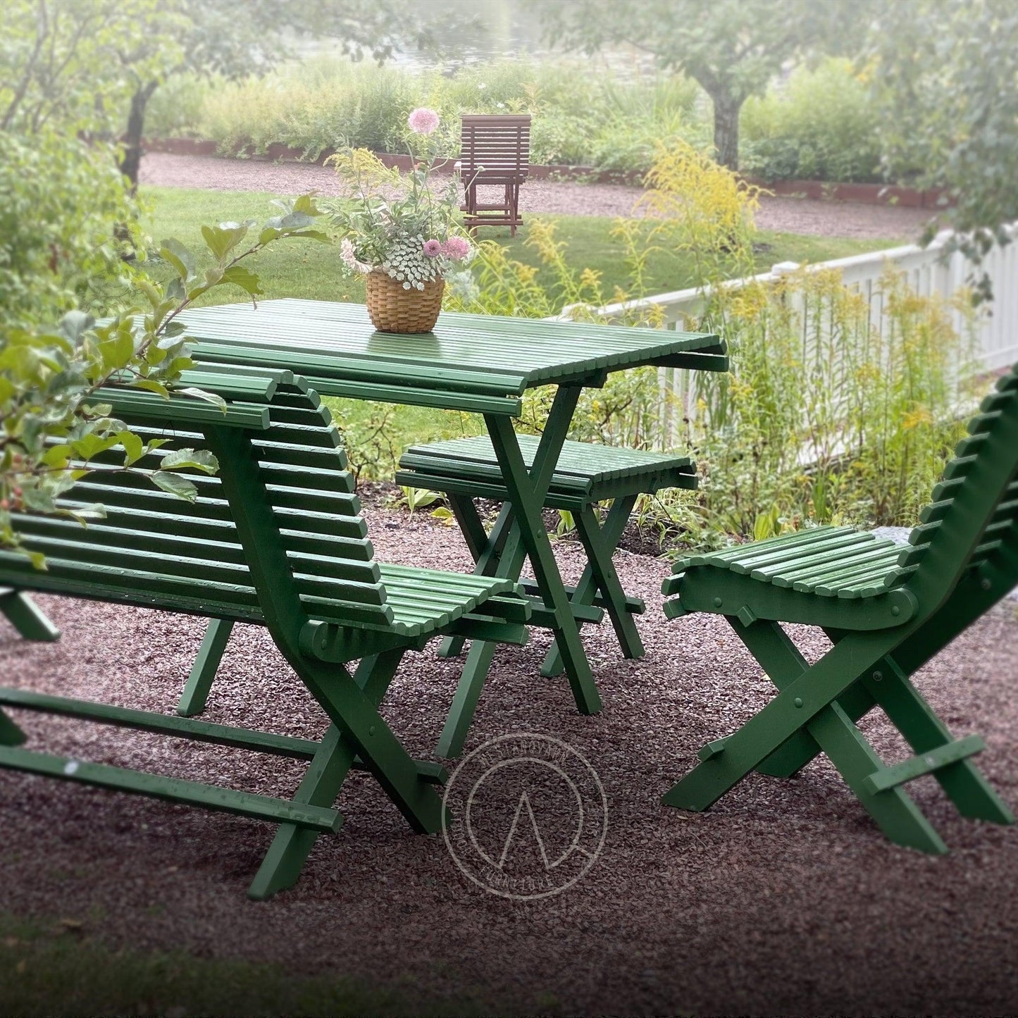 Pallbord med gröna utemöbler