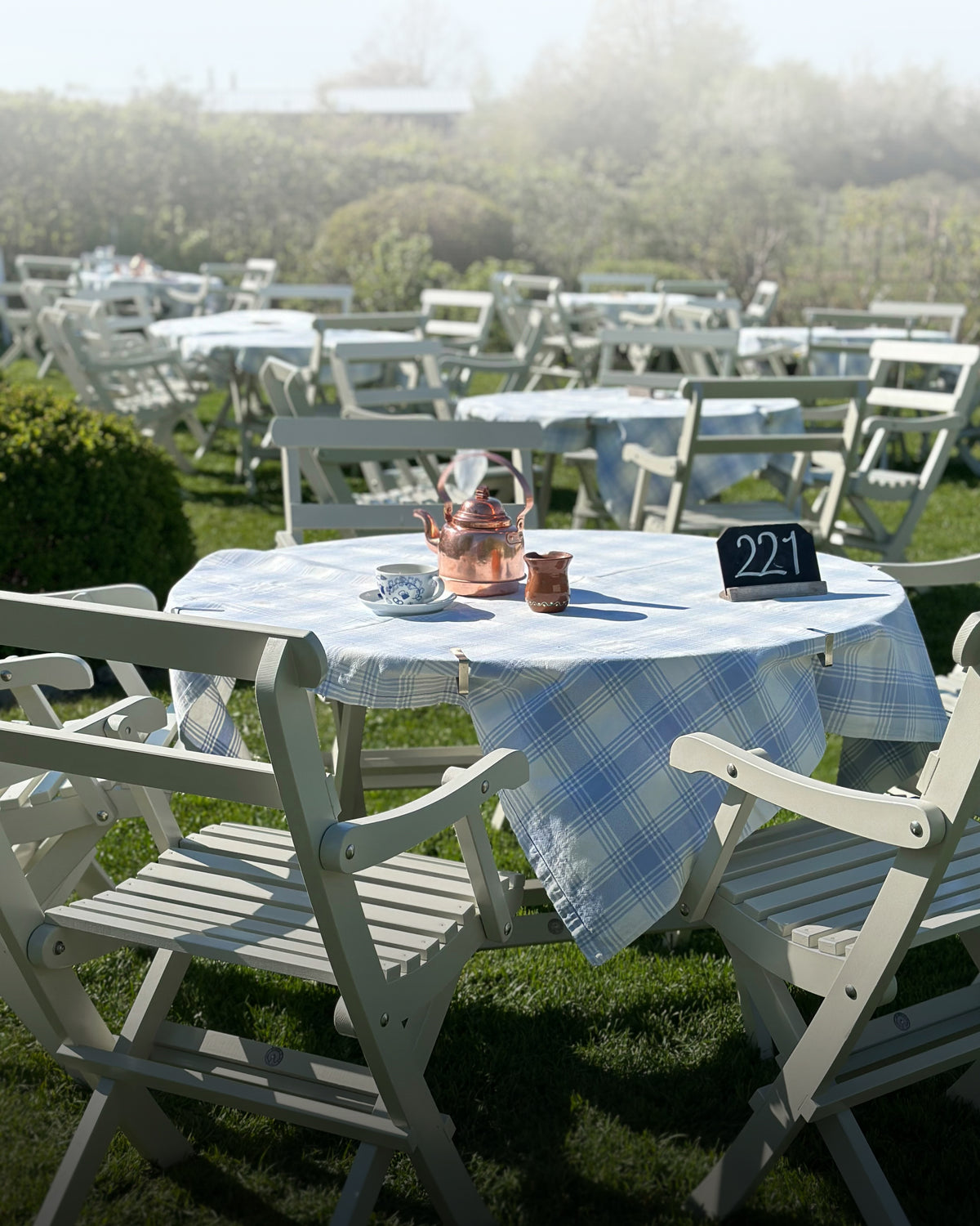 Runda bord med karmstolar på Flickorna Lundgren, trädgårdsmöbler för uteservering och utomhusmiljö.