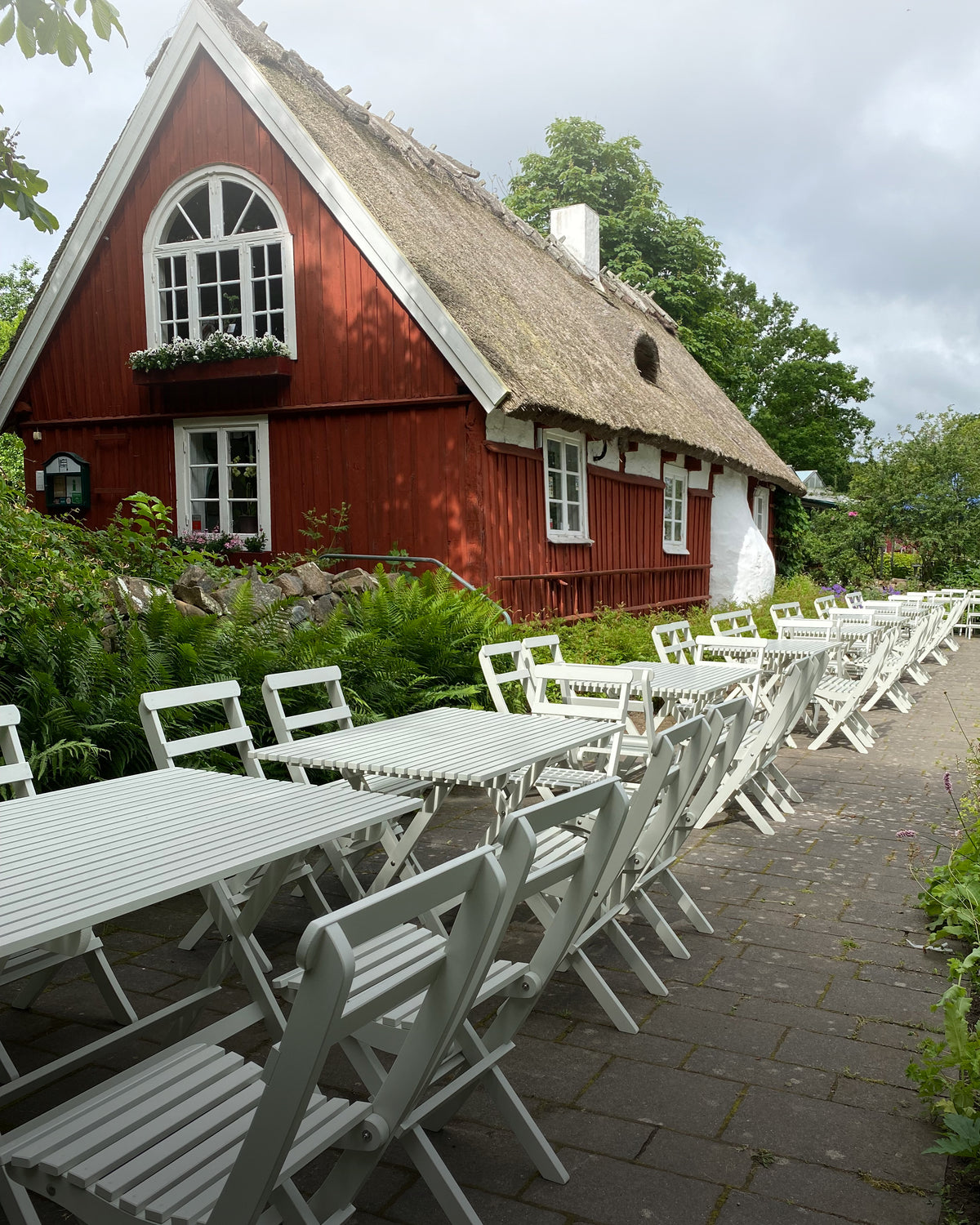 Uteservering hos Flickorna Lundgren med flera klassiska trädgårdsmöbler för utomhusbruk.
