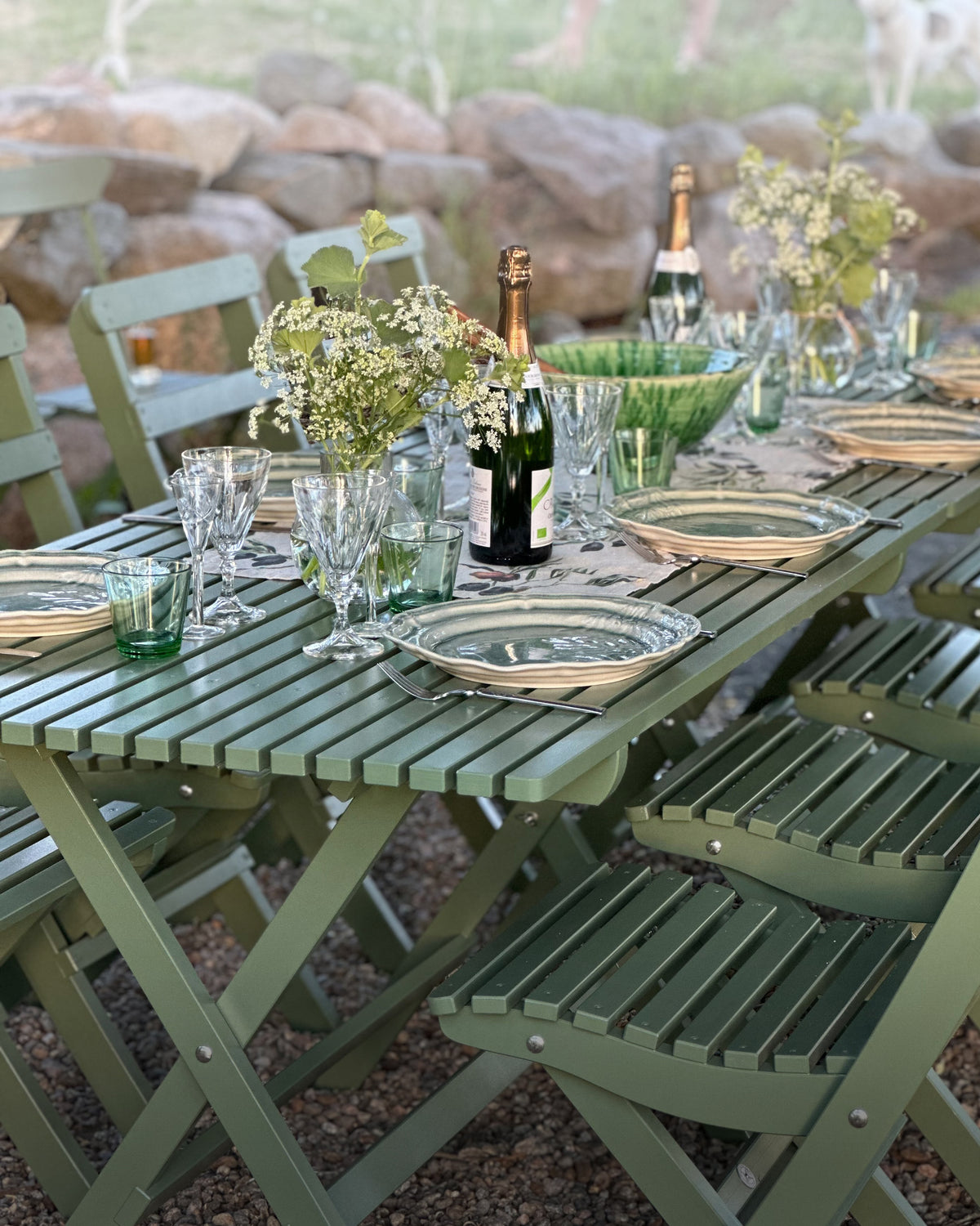 Gröna utemöbler med dukat bord, trädgårdsmöbler för uteservering och uteplats.