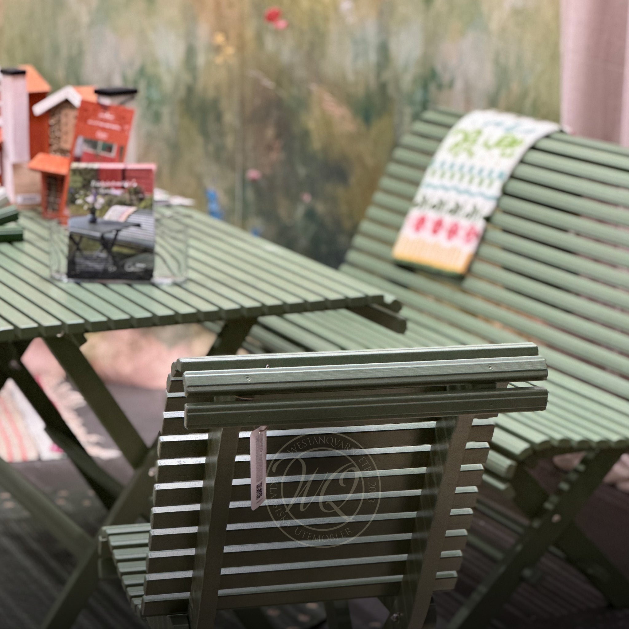 Gröna hopfällbara trädgårdsstolar och bord i trä i klassisk gammaldags stil. Äkta klassiska utemöbler.