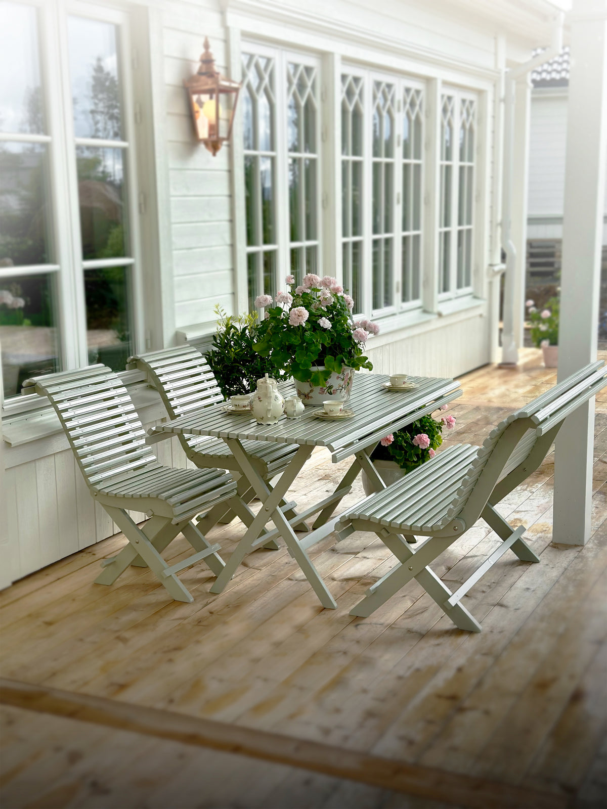 Sundborn-möbler på veranda, klassiska trädgårdsmöbler i trä för utomhusbruk.