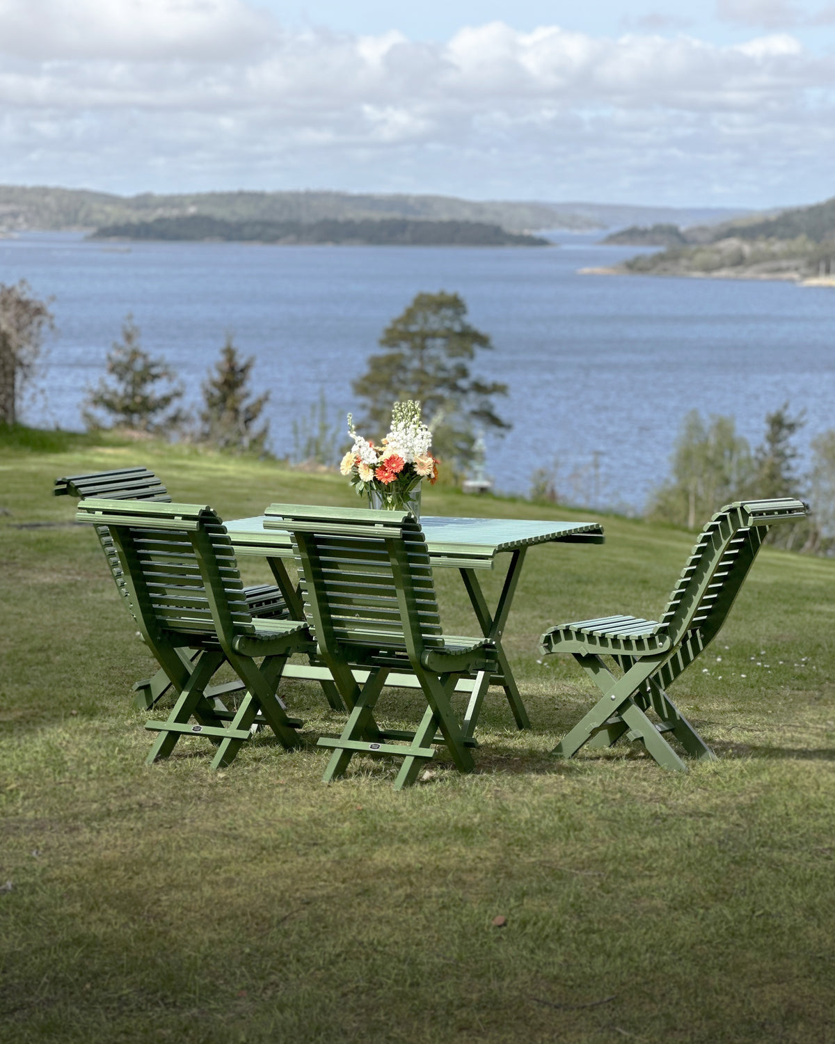 Gröna utemöbler i Carl Larsson-stil, trädgårdsmöbler för uteplats och veranda.