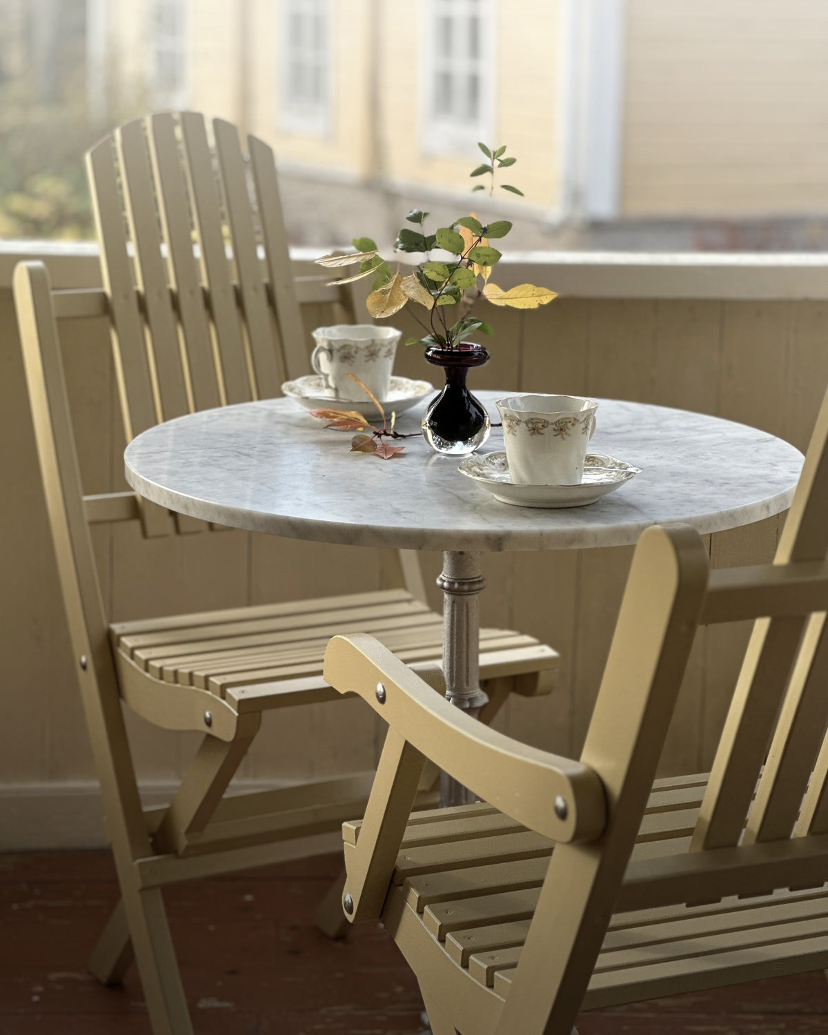 Marmor café-bord med verandastolar, trädgårdsmöbler för uteservering och utomhusmiljö.