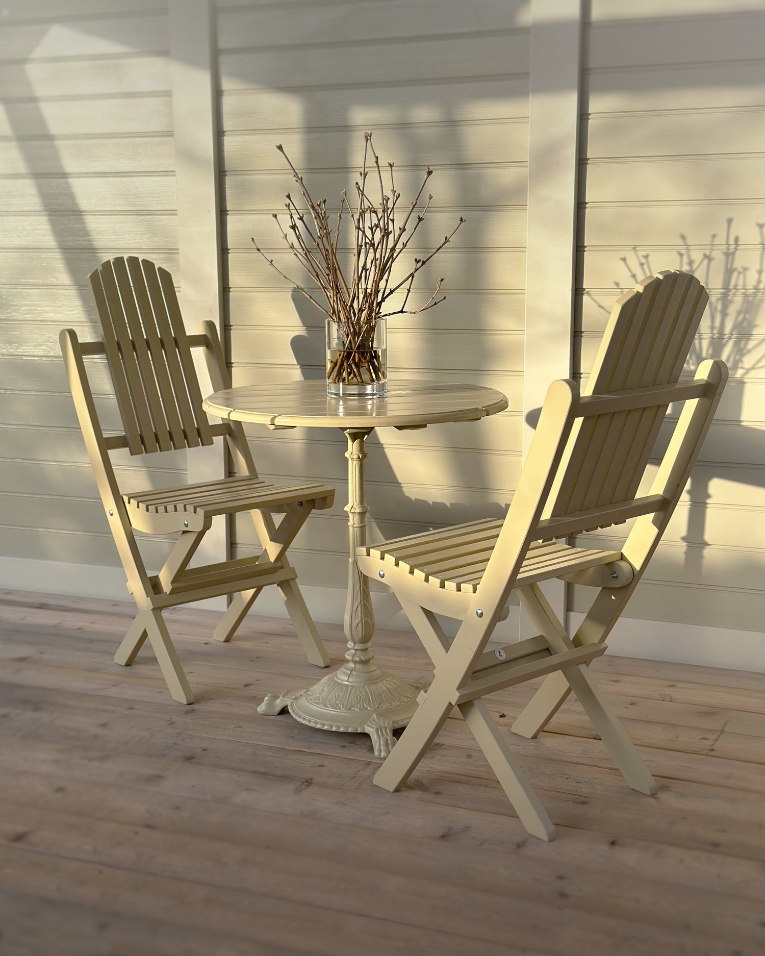 Cafe bord med utestolar Veranda i trä