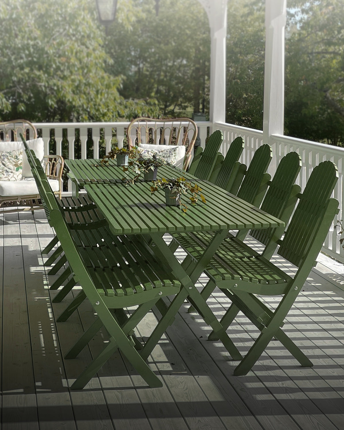 Grönt långbord, klassiskt trädgårdsbord för utomhusmiljö och uteservering.