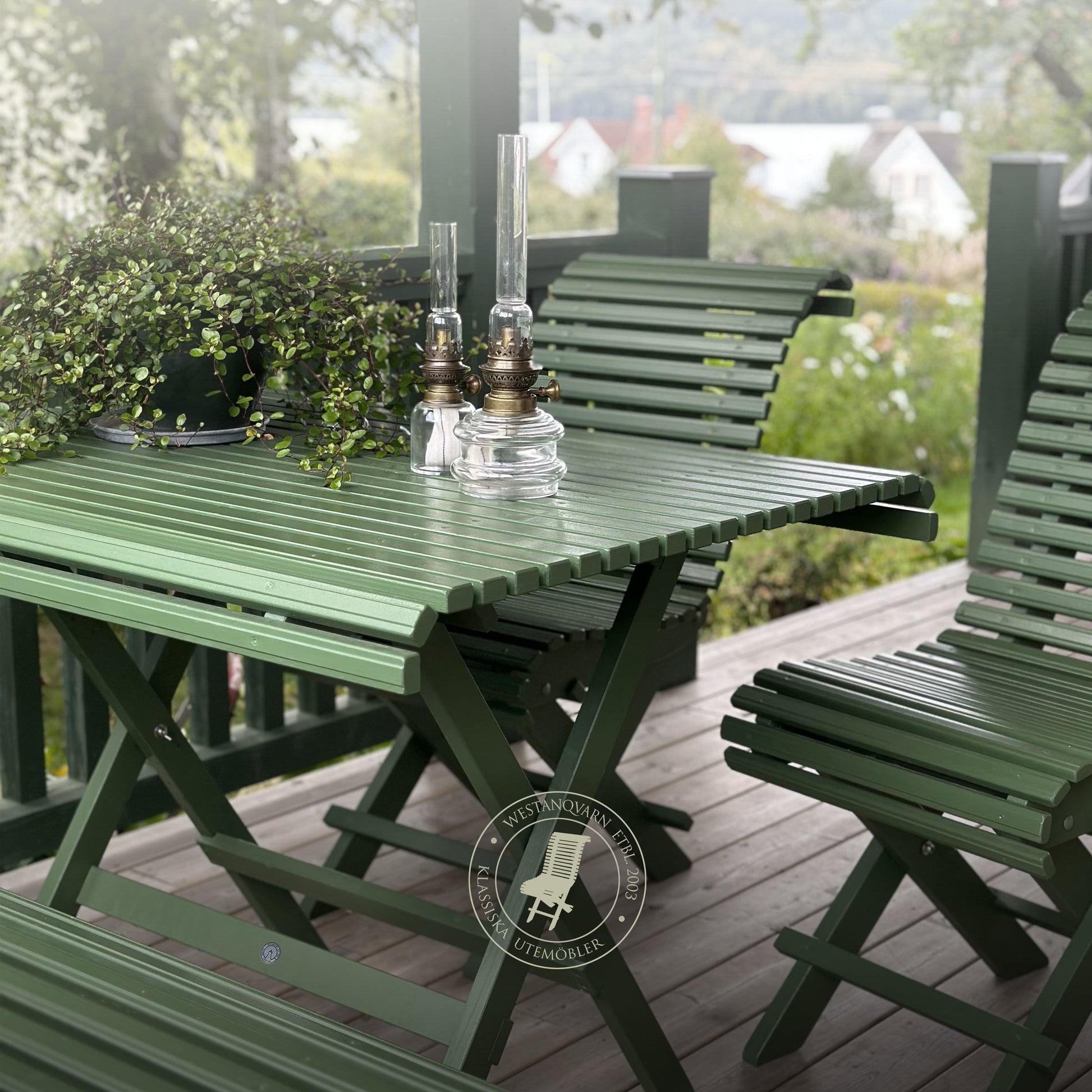 Gröna trädgårdsmöbler Sundborn med bord och stolar för utomhusbruk