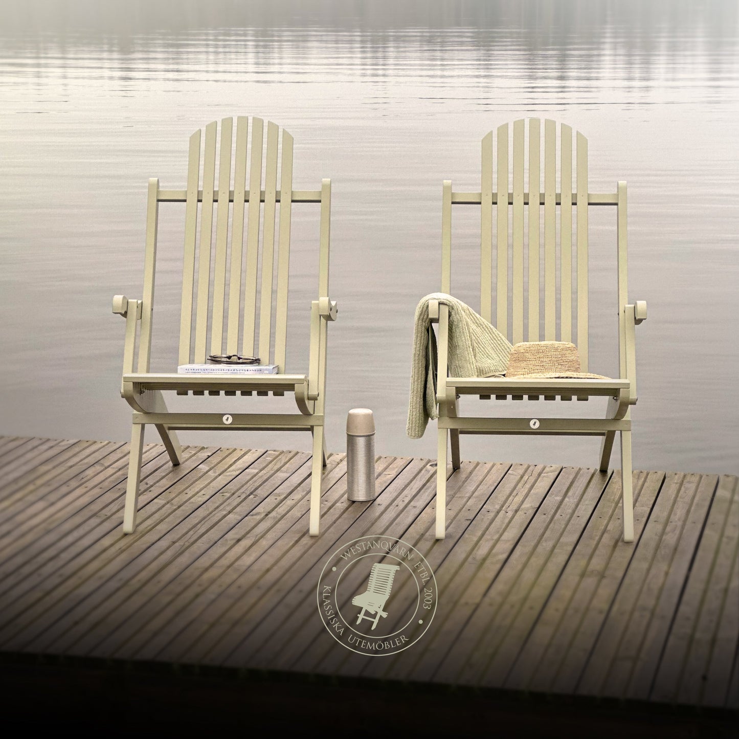 Solstolar i trä på brygga, målade i linojefärg